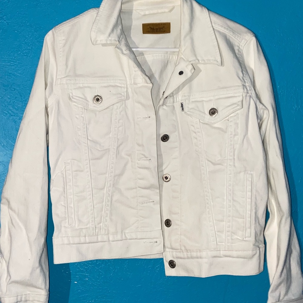 White levi’s jacket